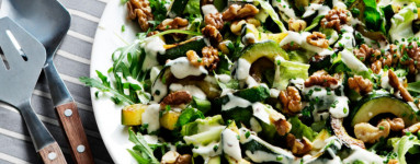 LCHF Salat mit Zucchini und Walnüssen